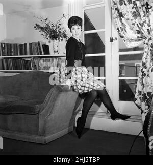 Danseuse una Stubbs, âgée de 22 ans, dans son appartement à Londres.4th décembre 1959. Banque D'Images