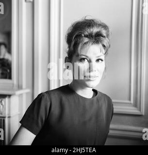 Irina Demick, actrice française, au Royaume-Uni pour la première du nouveau film, le jour le plus long, dans lequel elle se présente comme Janine Boitard, résistance française, Caen, en photo à l'Hôtel Savoy, Londres, lundi 9th octobre 1961.Le personnage Janine Boitard est basé sur la vraie résistance de la vie battante Louise Boitard, connue sous le nom de Jeanine Boitard dans la résistance. Banque D'Images