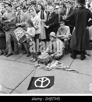 Interdire le mouvement de la bombe quatre jours de marche du Centre de recherche sur les armes atomiques d'Aldermaston, Berkshire, à Trafalgar Square, Londres, lundi 30th mars 1959.Notre photo montre ... vue générale de la réunion en cours, Trafalgar Square.La deuxième marche annuelle de Pâques a été organisée par la campagne pour le désarmement nucléaire.Des dizaines de milliers de personnes ont marqué la fin de la marche d'Aldermaston par un rassemblement dans le centre de Londres.C'était la plus grande manifestation que Londres ait vu au 20th siècle. Banque D'Images