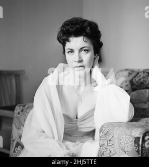 Valerie Gaunt, actrice britannique, sera vedette dans son premier film, la malédiction de Frankenstein comme Justine, en photo le mercredi 3rd avril 1957. Banque D'Images