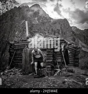 30th de juillet 2018, Russie, région de montagne de Kodar, homme dans sauna dans les montagnes noir et blanc Banque D'Images