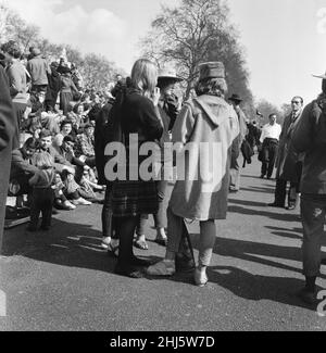 Interdire le mouvement de la bombe quatre jours de marche du Centre de recherche sur les armes atomiques d'Aldermaston, Berkshire, à Trafalgar Square, Londres, lundi 30th mars 1959.Notre photo montre ... filles en bas et pieds bandés.La deuxième marche annuelle de Pâques a été organisée par la campagne pour le désarmement nucléaire.Des dizaines de milliers de personnes ont marqué la fin de la marche d'Aldermaston par un rassemblement dans le centre de Londres.C'était la plus grande manifestation que Londres ait vu au 20th siècle. Banque D'Images