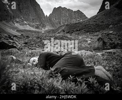 30th de juillet 2018, Russie, région de montagne de Kodar, alpiniste dort dans les montagnes noir et blanc Banque D'Images