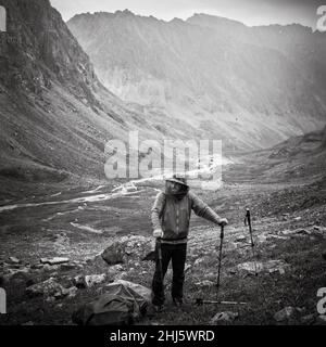 30th de juillet 2018, Russie, région de montagne de Kodar, véhicule sur fond de montagnes et d'arbres noir et blanc Banque D'Images