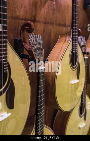 Guitare ou guitare acoustique portugaise traditionnelle à 12 cordes à vendre dans une boutique d'instruments de musique à Porto, Portugal Banque D'Images