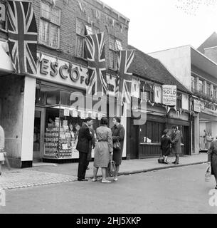 La boutique de bouchers est vendue pour £100 000 à St Peter's Street, St Albans, Hertfordshire.1961. Banque D'Images