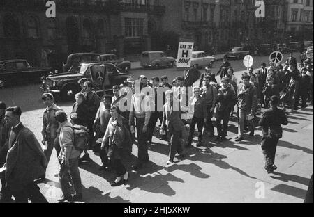 Interdire le mouvement de la bombe quatre jours de marche du Centre de recherche sur les armes atomiques d'Aldermaston, Berkshire, à Trafalgar Square, Londres, lundi 30th mars 1959.La deuxième marche annuelle de Pâques a été organisée par la campagne pour le désarmement nucléaire.Des dizaines de milliers de personnes ont marqué la fin de la marche d'Aldermaston par un rassemblement dans le centre de Londres.C'était la plus grande manifestation que Londres ait vu au 20th siècle. Banque D'Images