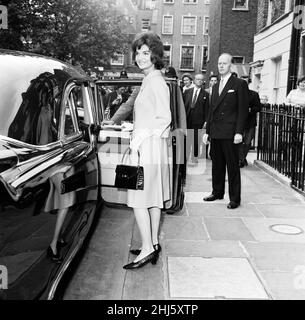 Visite privée à Londres du président américain John F. Kennedy et de la première dame Jacqueline Kennedy pour la cérémonie de baptême de leur nièce Anna Christina Radziwill, qui s'est tenue à l'abbaye de Westminster. La première dame Jackie Kennedy est restée à Londres après que son mari JFK ait quitté la nuit précédente pour Washington.6th juin 1961. Banque D'Images