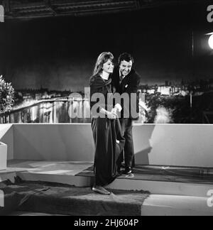 Sophia Loren et Peter Sellers dans une scène du film « The Millionairess » dans les studios de cinéma MGM à Elstree.13th juillet 1960. Banque D'Images