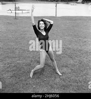 La danseuse Gillian Lynne a sa propre idée d'une position assise tout en prenant le soleil au Lido, Hyde Park, entre les répétitions de la pièce musicale « Rose Marie » qui s'ouvre au Victoria Palace Theatre.Dans la comédie musicale Gillian jouera une danseuse indienne et a eu son auburn cheveux teints noir.12th août 1960. Banque D'Images