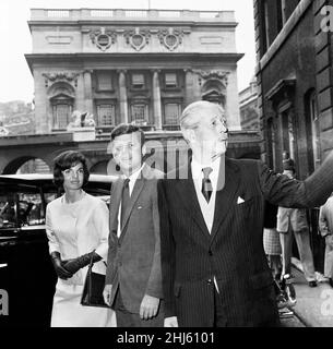 Deuxième jour de la visite du président américain John F Kennedy et de sa femme Jackie à Londres, en Angleterre.Le président John F Kennedy avec l'épouse Jacqueline Kennedy et le premier ministre Harold Macmillan à la Admiralty House de Londres.Le Président et le Premier Ministre se sont réunis deux jours plus tôt à Vienne pour examiner la situation mondiale après les entretiens de Kennedys avec le Président Khrouchtchev.5th juin 1961. Banque D'Images