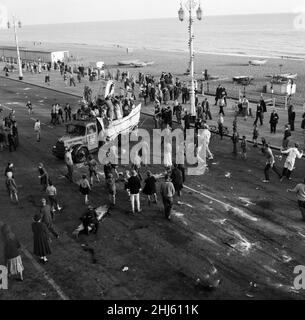 Bataille de camion.L'après-midi de l'étudiant.Une bataille de farine et de suie sur Marine Parade, Brighton, East Sussex.Un étudiant a été frappé pendant la bataille et a subi une commotion.Octobre 1957. Banque D'Images