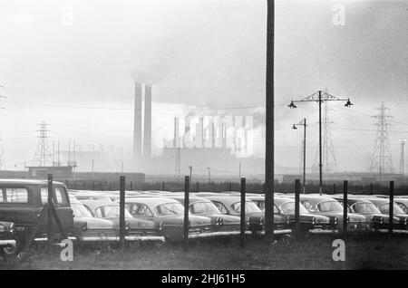 Scènes générales à l'extérieur de l'usine de peinture, de garniture et d'assemblage de Ford à Dagenham, Essex, les nouvelles voitures Ford sortent de la chaîne de production.16th novembre 1960. Banque D'Images