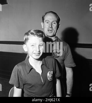 Ken Stanley, ancien international de tennis de table de l'Angleterre, sera associé par David Stanley (12), son fils, dans les doubles hommes aux championnats de tennis de table du nord de l'Angleterre à Manchester le mois prochain.Ils sont photographiés en formation pour les doubles, Ken dirige une école de tennis de table à Burnley.1st septembre 1957. Banque D'Images