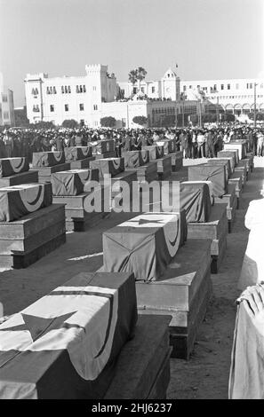 La crise de Bizerte 1961Coffins des victimes de la bataille de Bizerte vu ici à un service funéraire à Tunis.24 juillet 1961 la crise est apparue après que les forces tunisiennes ont encerclé et blocké la base navale française de Bizerte dans l'espoir de forcer la France à abandonner ses dernières exploitations dans le pays.Après que la Tunisie ait mis en garde la France contre toute violation de l'espace aérien tunisien, les Français ont envoyé un hélicoptère pour remonter les troupes tunisiennes, répondu par des tirs d'avertissement.En réponse au blocus, 800 parachutistes français ont été envoyés.Alors que les parachutistes débarquaient sur l'aérodrome, les troupes tunisiennes les vaporisèrent de mach Banque D'Images