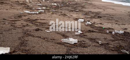 Déchets sur la plage, pollution mondiale de l'océan.Plage de sable sale.Concept de pollution de l'océan avec plastique et déchets.Problème écologique Banque D'Images