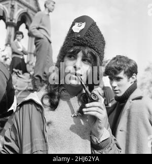 Interdire le mouvement de la bombe quatre jours de marche du Centre de recherche sur les armes atomiques d'Aldermaston, Berkshire, à Trafalgar Square, Londres, lundi 30th mars 1959.Notre photo montre ...Ruth Singer 16 ans, fumer un tuyau.La deuxième marche annuelle de Pâques a été organisée par la campagne pour le désarmement nucléaire.Des dizaines de milliers de personnes ont marqué la fin de la marche d'Aldermaston par un rassemblement dans le centre de Londres.C'était la plus grande manifestation que Londres ait vu au 20th siècle. Banque D'Images