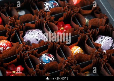 Un ensemble de chocolats artisanaux colorés exclusifs dans un forfait. Banque D'Images