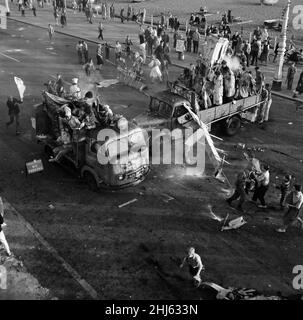 Bataille de camion.L'après-midi de l'étudiant.Une bataille de farine et de suie sur Marine Parade, Brighton, East Sussex.Un étudiant a été frappé pendant la bataille et a subi une commotion.Octobre 1957. Banque D'Images