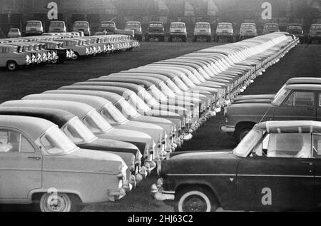 Scènes générales à l'extérieur de l'usine de peinture, de garniture et d'assemblage de Ford à Dagenham, Essex, les nouvelles voitures Ford sortent de la chaîne de production.16th novembre 1960. Banque D'Images