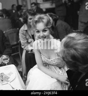 Mylène Demongeot, actrice française, photographiée à Londres, mercredi 26th mars 1958.Mylène est au Royaume-Uni pour la première du film Bonjour Tristesse, dans lequel elle joue le rôle d'Elsa. Banque D'Images