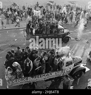 Bataille de camion.L'après-midi de l'étudiant.Une bataille de farine et de suie sur Marine Parade, Brighton, East Sussex.Un étudiant a été frappé pendant la bataille et a subi une commotion.Octobre 1957. Banque D'Images