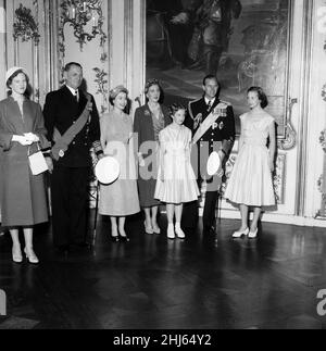 Visite de la reine Elizabeth II et du prince Philip, duc d'Édimbourg au Danemark.Palais Amalienborg, de gauche à droite, princesse danoise Margrethe, roi Frederik, reine Elizabeth II,La reine Ingrid, la princesse Anne Marie, le prince Philip et la princesse Benedikte.21st mai 1957. Banque D'Images