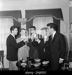 Cliff Richard and the Shadows, de gauche à droite, Cliff Richard, Tony Meehan, Hank B Marvin,Jet Harris et Bruce Welsh.Ils boivent un toast d'orangeade pour célébrer atteindre le sommet de la parade à succès avec leur record 'Apache' - que Cliff Richard n'est pas sur.18th août 1960. Banque D'Images