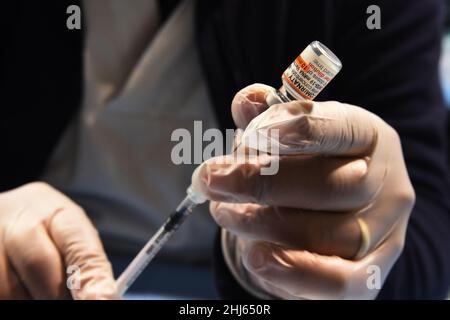 Naples, Italie.26th janvier 2022.Campagne de vaccination pour les enfants contre Covid 19, l'opérateur prépare les doses de vaccin dans le centre de vaccination de Mostra d'Oltremare de Naples, poursuit la campagne de vaccination pour les enfants contre la propagation de Covid-19.(Photo de Pasquale Gargano/Pacific Press) Credit: Pacific Press Media production Corp./Alay Live News Banque D'Images