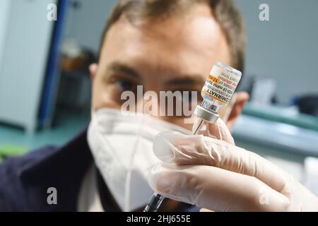 Naples, Italie.26th janvier 2022.Campagne de vaccination pour les enfants contre Covid 19, l'opérateur prépare les doses de vaccin dans le centre de vaccination de Mostra d'Oltremare de Naples, poursuit la campagne de vaccination pour les enfants contre la propagation de Covid-19.(Photo de Pasquale Gargano/Pacific Press) Credit: Pacific Press Media production Corp./Alay Live News Banque D'Images