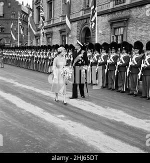 Visite de la reine Elizabeth II au Danemark.La reine Elizabeth II et le roi Frederik IX du Danemark inspectent une garde d'honneur à Copenhague le premier jour d'une visite d'État au Danemark.21st mai 1957. Banque D'Images