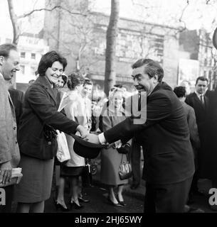 La répétition a eu lieu ce matin pour la représentation du film Royal qui aura lieu lundi soir devant les membres de la famille royale à l'Odeon, Leicester Square.Tony Hancock avec des musiciens ambulants devant le théâtre.19th février 1961. Banque D'Images