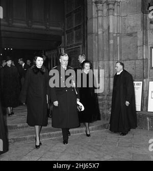 Service commémoratif pour Edwina Mountbatten, comtesse Mountbatten de Birmanie à l'abbaye de Westminster.Louis Mountbatten avec ses filles Pamela Hicks et Patricia Knatchbull.7th mars 1960. Banque D'Images