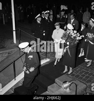 La reine Elizabeth II et le prince Philip, duc d'Édimbourg, ont mis fin à leur visite d'État au Danemark.Ils ont fait leurs adieux à Helsingor.Le roi Frederik marche sur les marches, suivi de la reine Elizabeth II et de la reine Ingrid.Derrière eux se trouvent le prince Philip et les princesses danoises.25th mai 1957. Banque D'Images