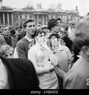 Interdire le mouvement de la bombe quatre jours de marche du Centre de recherche sur les armes atomiques d'Aldermaston, Berkshire, à Trafalgar Square, Londres, lundi 30th mars 1959.Notre image montre ... scènes générales de personnes à l'écoute de discours.La deuxième marche annuelle de Pâques a été organisée par la campagne pour le désarmement nucléaire.Des dizaines de milliers de personnes ont marqué la fin de la marche d'Aldermaston par un rassemblement dans le centre de Londres.C'était la plus grande manifestation que Londres ait vu au 20th siècle. Banque D'Images