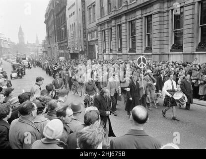 Interdire le mouvement de la bombe quatre jours de marche du Centre de recherche sur les armes atomiques d'Aldermaston, Berkshire, à Trafalgar Square, Londres, lundi 30th mars 1959.La deuxième marche annuelle de Pâques a été organisée par la campagne pour le désarmement nucléaire.Des dizaines de milliers de personnes ont marqué la fin de la marche d'Aldermaston par un rassemblement dans le centre de Londres.C'était la plus grande manifestation que Londres ait vu au 20th siècle. Banque D'Images