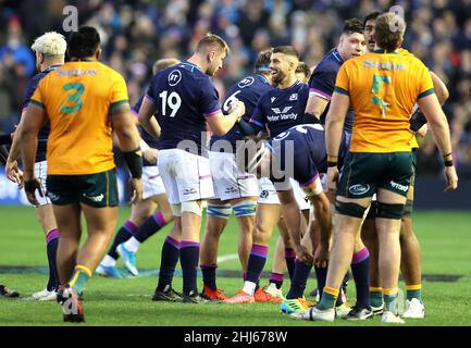 Photo du dossier en date du 07-11-2021 des joueurs écossais célébrant la victoire.Classé septième sur la planète, ils ont vaincu quatre de leurs cinq rivaux des six nations, ainsi que l'Australie, au cours des 15 derniers mois seulement.Date d'émission : jeudi 27 janvier 2022. Banque D'Images