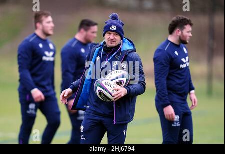 Photo du dossier datée du 25-01-2022 de l'entraîneur-chef d'Écosse Gregor Townsend, les niveaux d'attente en Écosse sont aussi élevés qu'ils l'ont été depuis plusieurs années avant la renaissance de Guinness six Nations.La vibe positive au nord du mur d’Hadrien n’est pas conforme à l’affirmation des bookmakers qui ont fait du côté naissant de Gregor Townsend le cinquième favori dans une course à six chevaux.Date d'émission : jeudi 27 janvier 2022. Banque D'Images