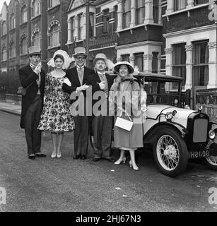 À Stanlake Road, Shepherd's Bush « The Larkins », célèbre pour les véhicules tout-terrain, a eu une séance de tournage pour son prochain épisode où ils sont tous habillés pour se rendre au Buttercup de David Kossoff, un Austin 7 très avant la guerre, peint en jaune vif et noir.L-R Shaun O'Riordan, Ruth Trouncer, Ronan O'Casey, David Kossoff et Peggy Mount.20th février 1959. Banque D'Images