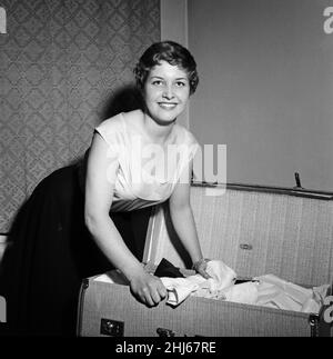 Anne Reid, actrice de 21 ans, chez elle à Kensington, a fait ses bagages avant de partir pour l'aéroport de Londres.Elle va à Beyrouth avec la Compagnie shakespearienne Regents Park pour deux semaines.La Société présentera Hamlet et la douzième nuit.20th août 1956. Banque D'Images