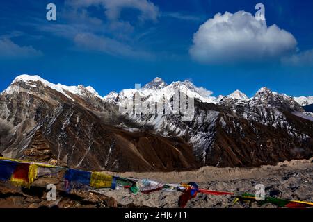 Vue de Renjo la Pass 5417 m à l'est sur l'Himalaya avec le mont Everest, 8848 m, Nuptse, 7879 m et Lhotse, 8516 m, Khumbu Himal, Himalaya, Népal,A Banque D'Images