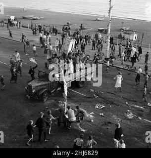 Bataille de camion.L'après-midi de l'étudiant.Une bataille de farine et de suie sur Marine Parade, Brighton, East Sussex.Un étudiant a été frappé pendant la bataille et a subi une commotion.Octobre 1957. Banque D'Images