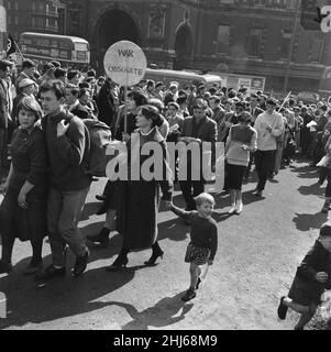 Interdire le mouvement de la bombe quatre jours de marche du Centre de recherche sur les armes atomiques d'Aldermaston, Berkshire, à Trafalgar Square, Londres, lundi 30th mars 1959.Notre image montre ... Marcher avec bannière, la guerre est Obsolète.La deuxième marche annuelle de Pâques a été organisée par la campagne pour le désarmement nucléaire.Des dizaines de milliers de personnes ont marqué la fin de la marche d'Aldermaston par un rassemblement dans le centre de Londres.C'était la plus grande manifestation que Londres ait vu au 20th siècle. Banque D'Images