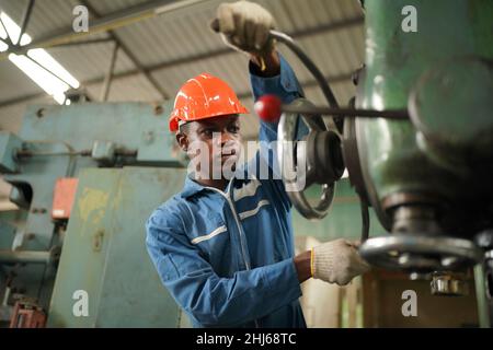 Portrait d'un ingénieur professionnel de l'industrie lourde / travailleur portant un uniforme de sécurité, des lunettes et un casque de sécurité.En arrière-plan non focalisé large Industrial F. Banque D'Images