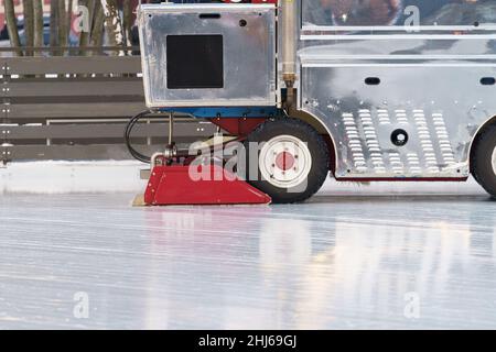 Préparation de la glace de la machine d'entretien de glace polie à la patinoire entre les séances en extérieur prêt pour le match Banque D'Images