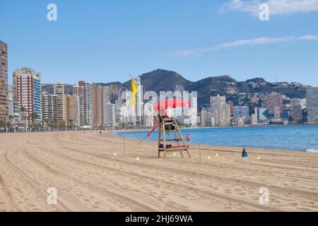 Benidorm Alicante Espagne 01.20.2022 vue panoramique sur la plage de sable.Le maître-nageur est assis sous un parapluie et regarde sur la rive du désert.Appartement Blo Banque D'Images