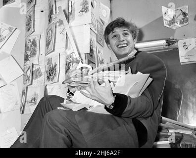 Le guitariste Skiffle Tommy Steele a été submergé de cartes d'anniversaire alors qu'il célébrait son anniversaire de 21st dans un dressing de Liverpool.Mais il n'y a pas eu de pause pour travailler dur Tommy.Il s'attendait à pratiquer et à jouer pendant 14 heures aujourd'hui.16th décembre 1958. Banque D'Images