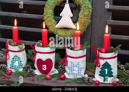 décoration de noël avec bougies avent rouges en sac, cônes et branches de sapin Banque D'Images