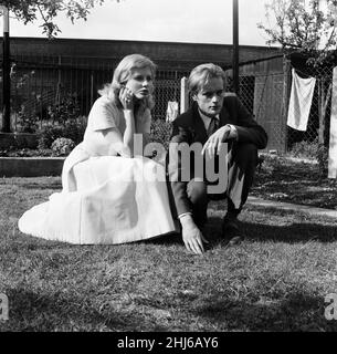 L'actrice Jill Ireland est photographiée avec son nouveau mari, l'acteur David McCallum.12th mai 1957. Banque D'Images