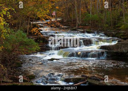 Le long de 15 kilomètres de long West Branch Wallenpaupack Creek en Pennsylvanie, Pocono et Moosic Mountains est un affluent des rivières Lackawaxen et Delaware. Banque D'Images